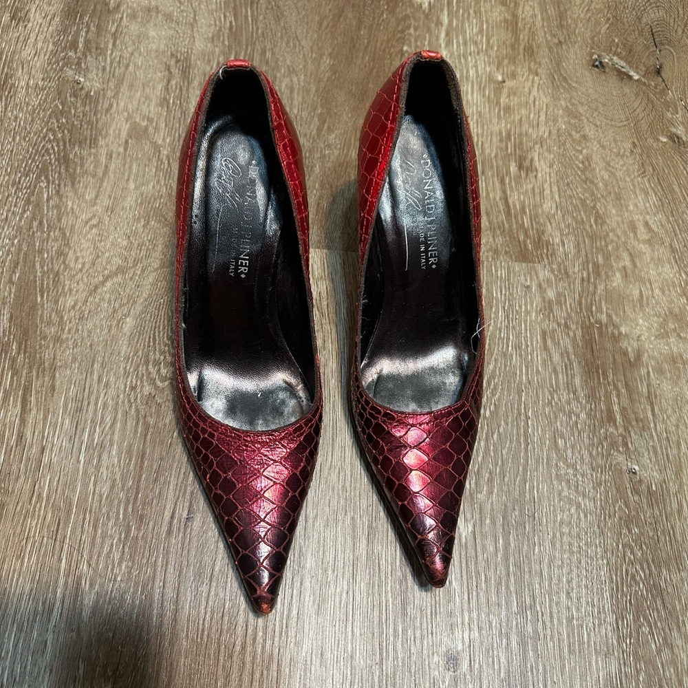 Donald Pliner Women's High Heel Shoes Red Snakeskin Python Foil
Metallic size 6 - Picture 15 of 17